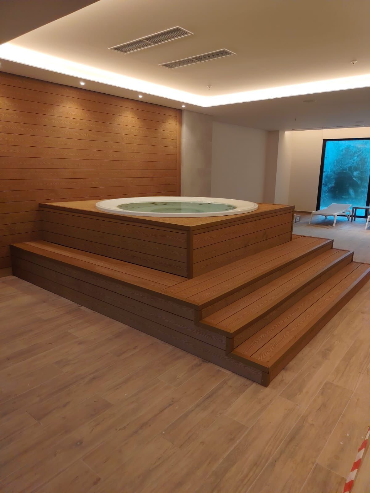 Obloga oko jacuzzija u wellness prostoru